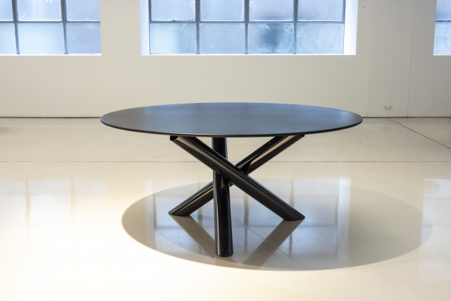 Van Dyck round dining table